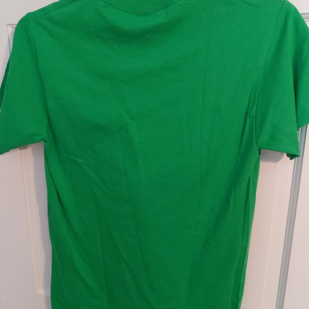 "A Pitcher is Worth 1,000 Words" Mens Hooters Tee - Picture 3 of 3